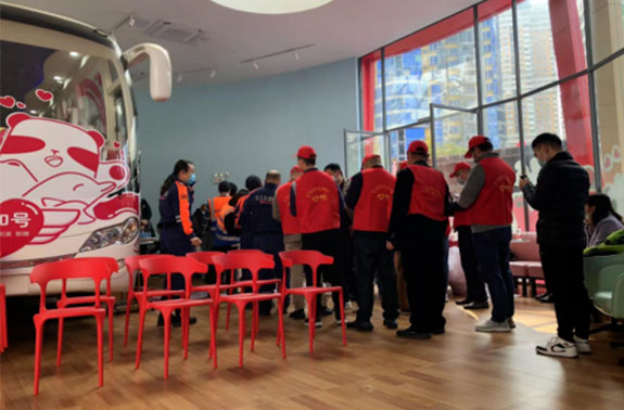 学雷锋献爱心，，尊龙时凯集团组织员工无偿献血